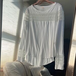 Chic White Blouse with Lace Trim and Flowy Sleeves